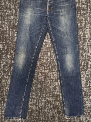 Nudie Jeans jeans – W31 L34 – NEW - ett par helt nya Nudie Jeans i storlek W31 L34. Endast använda vid modellfotojobb – i övrigt oanvända. Premiumdenim med hög kvalitet och snygg passform.  Skick: Helt nya Storlek: W31 L34 Model: Grim Tim  Hör gärna av dig vid frågor eller för fler bilder 