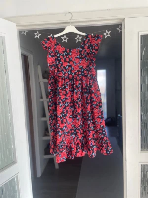 Fin blommig klänning - En fin blommig klänning från Shein i storlek 150. Är i väldigt bra skick. Kontakta mig om du har några frågor 💖
