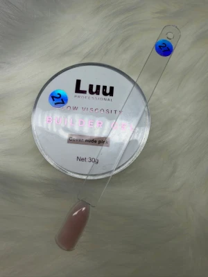 Luu Builder Gel Cover Nude Pink - Byggel i färgen Cover Nude Pink från Luu Professional. Gelen har låg viskositet och ger en naturlig, nude-rosa ton till naglarna. Perfekt för att skapa en snygg och stilren look. Kommer i en rund burk på 30g.