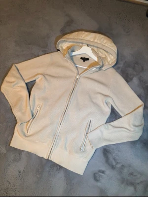 Indicode Cardigan - Jag säljer nu en riktigt fet cardigan ifrån indicode som är riktigt snygg med en dunluva och säljs inte längre | Storlek: S | Skick: 10/10 | Skriv till mig ifall du har fler frågor och bilder ;) modellen är 180