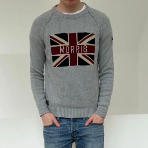 Morris Storbritannien tröja - En Morris UK tröja i färgen grå. Tröjan är i mycket  bra skick utan nåra defekter och sitter i strl M! Hör gärna av er vid frågor elr funderingar!!