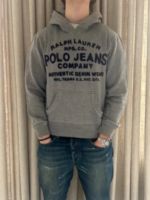 Grå Ralph lauren hoodie | S  - Ralph Lauren ”polo jeans” hoodie | bra skick men defekter förekommer (se bilder). Inget som påverkar helhetsintrycket | undrar du över något tveka då inte på att höra av dig ⚜️|