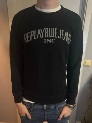 Svart sweatshirt Replay Blue Jeans - Svart sweatshirt från Replay Blue Jeans med tryckt logga framtill. Strlk S. Liten för modellen. Gott skick. Pris går att diskutera.