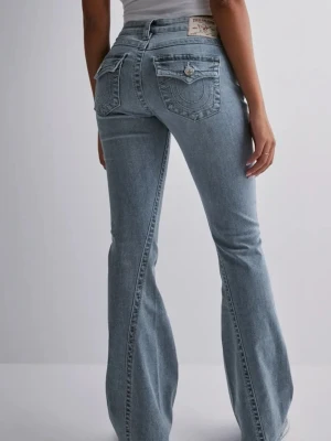 Bootcut jeans från True Religion - Snygga ljusblå bootcut jeans från True Religion med klassiska kontrastsömmar och stora fickor bak med lock och knapp. Jeansen har en hög midja och är tillverkade i denim med lätt stretch för skön passform.