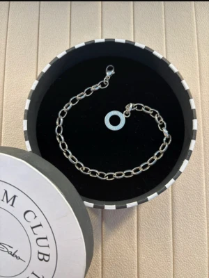 Thomas Sabo armband - 20 cm - Charm-armband classic från Thomas Sabo. 19,5 cm långt och 0,5 cm brett i 925 sterling silver. Mycket fint skick. Bara använt ett fåtal gånger. Nypris 929 kr.