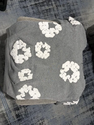 Denim tears grå hoodie.  - Säljer en grå hoodie från Denim Tears men pris kan diskuteras . Väldigt stilren och populär streetwear-hoodie med bekväm passform och mjukt material. Perfekt till vardags eller för en clean streetstyle-look. Hoodien är i bra skick och har den klassiska designen som Denim Tears är kända för.