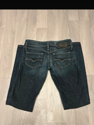 Mörkblå jeans från Diesel - Grenmått: 18 cm  Midjemått: 39 cm Innerbenslängd: 84 cm Bilderna är från förra ägaren och tyvärr passade de inte mig så jag har inte använt dem.