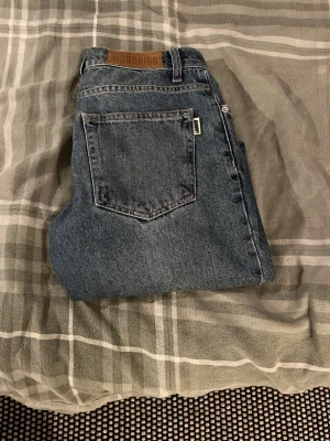 Mörkblå jeans från Woodbird - Säljer ett par snygga jeans från Woodbird🔥🔥 De är blå och har passform regular/slim. Jeansen är knappt använda och i väldigt bra skick🌟