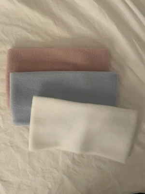 Två buffar  - En beige och en blå buff