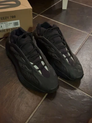 Adidas Yeezy 700 V3 svarta sneakers - Säljer ett par Adidas Yeezy 700 V3 sneakers i gott skick storlek 45,5 men små i storlek så passar allt runt 43-44,5.BVSA
