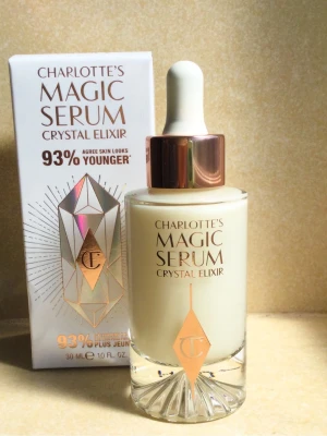 Charlotte's Magic Serum Crystal Elixir - Exklusivt serum med kristallelixir från Charlotte Tilbury. Kommer i en elegant glasflaska med pipett och roséguld detaljer. Serumet är mjölkigt vitt och innehåller 30 ml. Perfekt för dig som vill boosta huden med glow och fukt.