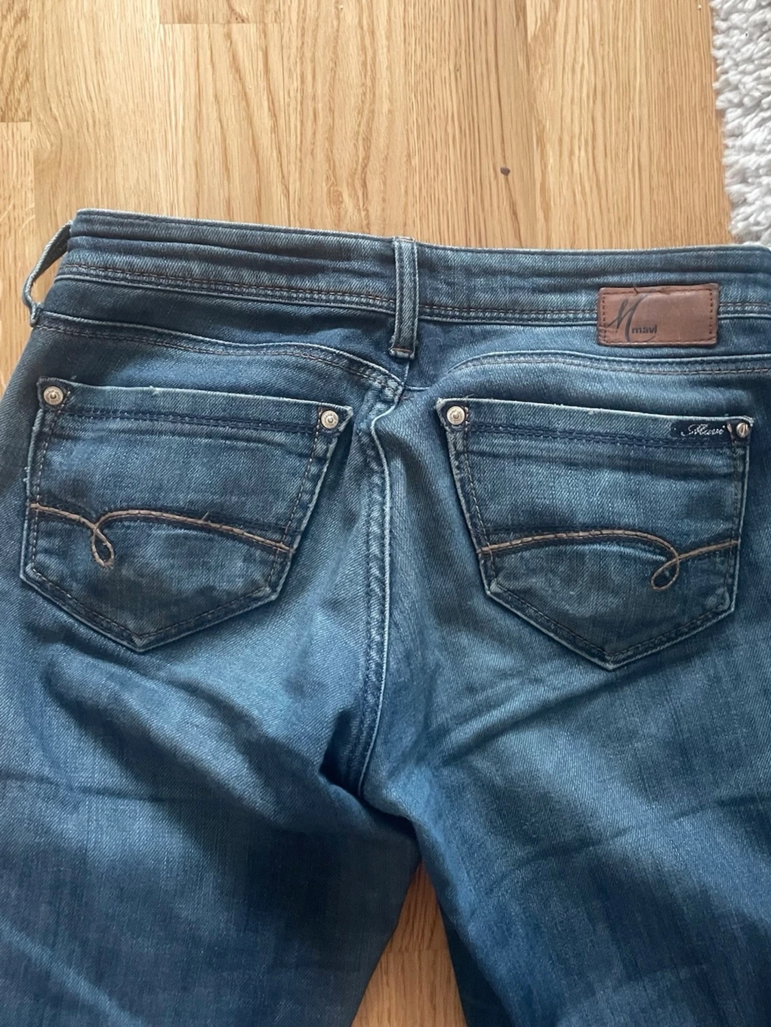 Blå slitna bootcut jeans - 3