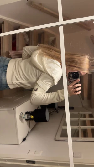 Vit cardigan från Moncler  - Snygg vit cardigan från Moncler med quiltad framsida och släta ärmar. Västen har en fast huva med dragsko och Moncler-logga på ärmen. Perfekt för lager-på-lager och streetstyle köpt för 9500kr kan behöva en kemtvätt då är den som ny 