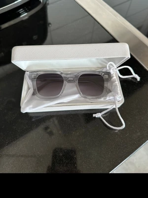 Chimi 04 Grey - Jättesnygga Chimi solglasögon i modell 04 färg Grey! Passar perfekt nu till vår och sommar😍😍 Glasögon fodralet tillkommer, mycket bra skick!