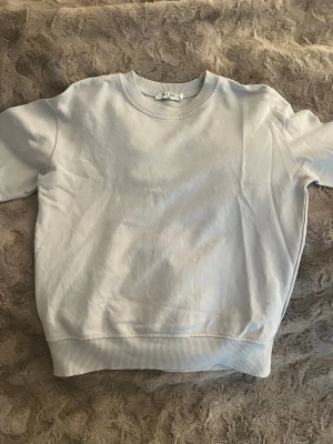 Ljusgrå sweatshirt från NA-KD - jättefins basic ljusgrå tröja från NA-KD. Storlek s men passar även xs ❤️ pris kan diskuteras