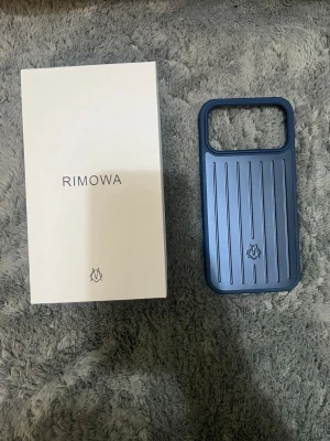 Rimowa iPhone 17 Pro Max case/skal - Navy/mörkblå - Hej! Säljer detta Rimowa skalet. Det är nytt, och endast testas. Kom aldrig till användning. Passar till iPhone 17 Pro Max, och färgen är mörkblå. Vid frågor kontakta gärna 