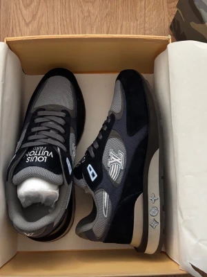 Helt nya sneakers - Helt nya sneaker kommer med låda