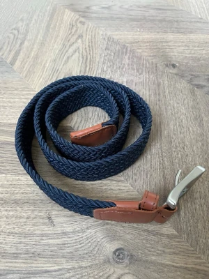 Flätat Blått bälte - Ett lite schysstare bälte från Jack & Jones. Marinblått o passar väldigt bra för de med storlek 95! Passar till många outfits! Priset kan diskuteras vid intresse🙌🤩