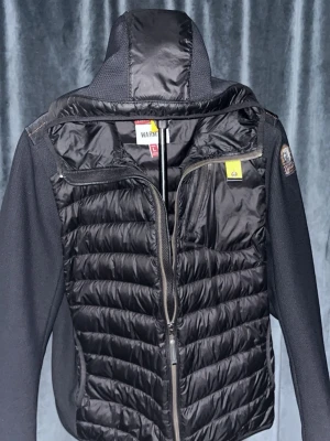Svart pufferjacka från Parajumpers M/L - Svart Para jumper Nolan cardigan köpt från Johnells, (kvitto finns). Inte använd så många gånger så jackan är i mycket bra skick. Denna jackan är perfekt inför våren. Det går att mötas upp om du bor i Stockholms län. Jackan är i storlek L men passar även M. Pris kan diskuteras vid snabb affär. Det är bara att skriva till mig vid intresse och frågor.