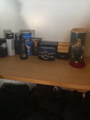 Parfymkollektion med flera märken - Säljer alla mina parfaś eftersom tjejen tycker dom luktar för mycket (kärring) grabbarna tycker dom luktar gott dock så vetefan hur jag gör här, men hör av er för prisförslag så får vi se