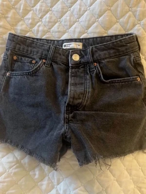 Svarta jeansshorts - Säljer dessa svarta jeansshorts från Gina tricot. Storlek 34 och i bra skick!!💗