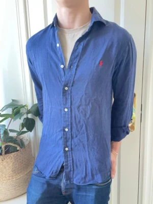 Ralph lauren skjorta line slim fit  - Ralph lauren skjorta line slim fit, Inga defekter! Modellen i bilderna är 180 cm 75 kg och bär Storlek M , Kom med frågor! 🌟 (Kan gå ned i pris vid köp av paket 😉) 