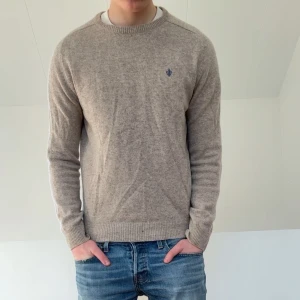 Beige Morris ulltröja - Säljer en sjukt fet Morris gjord i nice fluffigare ull. Tröjan är i mycket bra skick utan nåra defekter och är i strl M men sitter som S. Hör gärna av er vid frågor elr funderingar!!