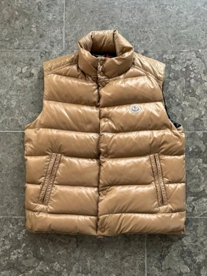 Moncler TIB väst - Säljer denna snygga moncler tib väst! | Storlek 4, passar medium/large | Skick: 8-9/10, väldigt fin | Pris: 2100kr ‼️ | Garanterar alltid äkthet på alla våra varor.