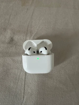 Vita hörlurar från okänd märke - Ett par riktigt sköna hörlurar som är i ett riktigt bra skick. De har knappt använts och de syns inte på dem. Vid frågor eller intresse hör gärna av dig!