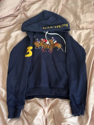 Ralph lauren hoodie - Säljer denna extremt eftertraktade hoodie ifrån Ralph Lauren i strl XS!💓 Väldigt svår att få tag på, hoodieb har en extremt söt passform! Perfekt för en stilig look! Har inga defekter och är använd endast ett fåtal gånger! Packas och postas säkert!📦🌷
