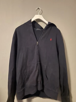 Ralph Lauren hoodie mörkblå M – fint skick - Mörkblå hoodie från Ralph Lauren.  Storlek: M Skick: bra till mycket bra  Klassisk modell som passar till det mesta.  Kan skickas eller mötas i Göteborg.