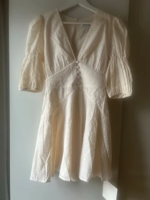 Krämvit kortklänning från Adoore - Söt kortklänning från Adoore i krämvit färg! Perfekt för sommar och student🤍Helt ny med prislappen kvar! 