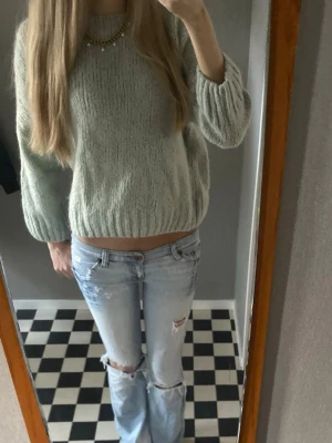 Mintgrön stickad tröja  - Säljer denna mintgröna stickade tröjan i en mohair akryl blandning från hm i storlek s 