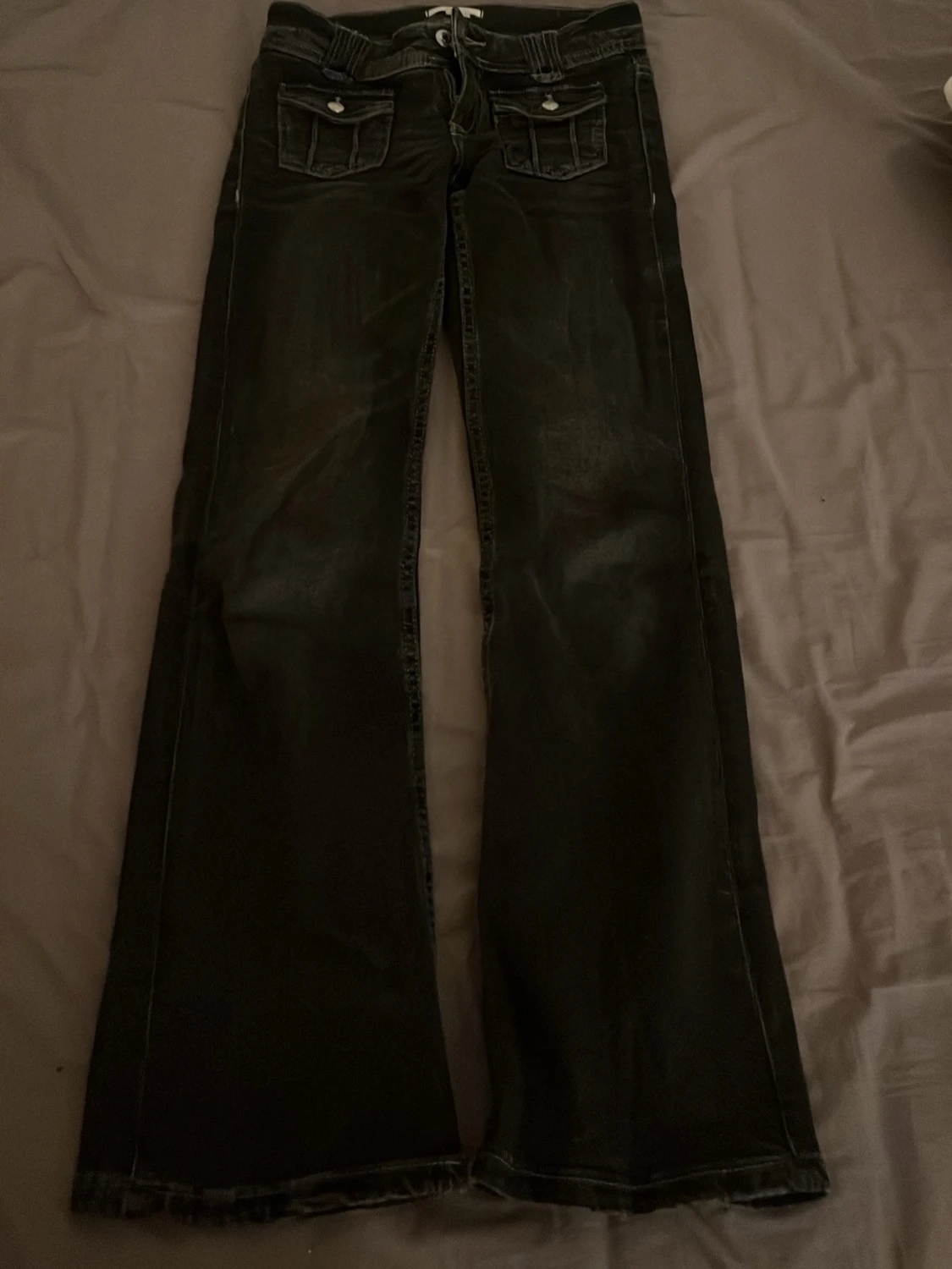 Svarta bootcut jeans med fickdetaljer