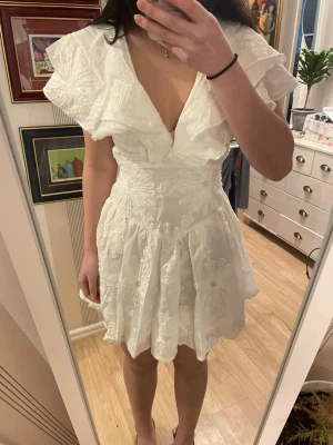 Vit studentklänning  - Helt oanvänd! Jag är 162cm och bär oftast xs/s❤️