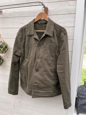 Lindbergh Overshirt - Säljer nu denna Lindbergh Overshirt.                          Bra skick.                                                                         För mer funderingar är det bara att komma dm 😁