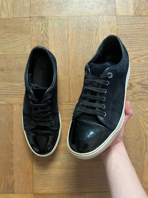 Marinblåa Lanvin Cap Toe - Riktigt snygga Lanvins i mycket fint skick! UK 6 men stora i storleken så sitter som EU 42. Inga defekter och sparsamt använda. Låda medföljer!