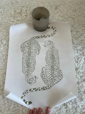 30x40 poster  - En vit poster med ljusgrönt motiv. Postern är i canvas, alltså lite tjockare material🩷