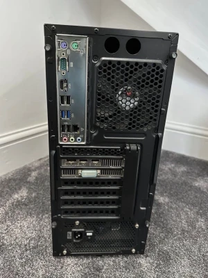 Gaming PC-dator - Säljer en svart stationär dator med Intel-processor, flera USB-portar, HDMI, DisplayPort och DVI. Chassit är i metall och plast med sidofläkt och 400W nätaggregat. Perfekt för gaming eller studier, med gott om plats för extra hårddiskar och grafikkort. Funkar helt perfekt och får bra FPS osv i spel