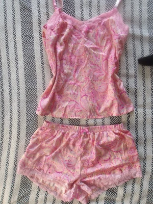 Rosa paisley mönstrat pyjamas set - Rosa pyjamas set storlek xs💗