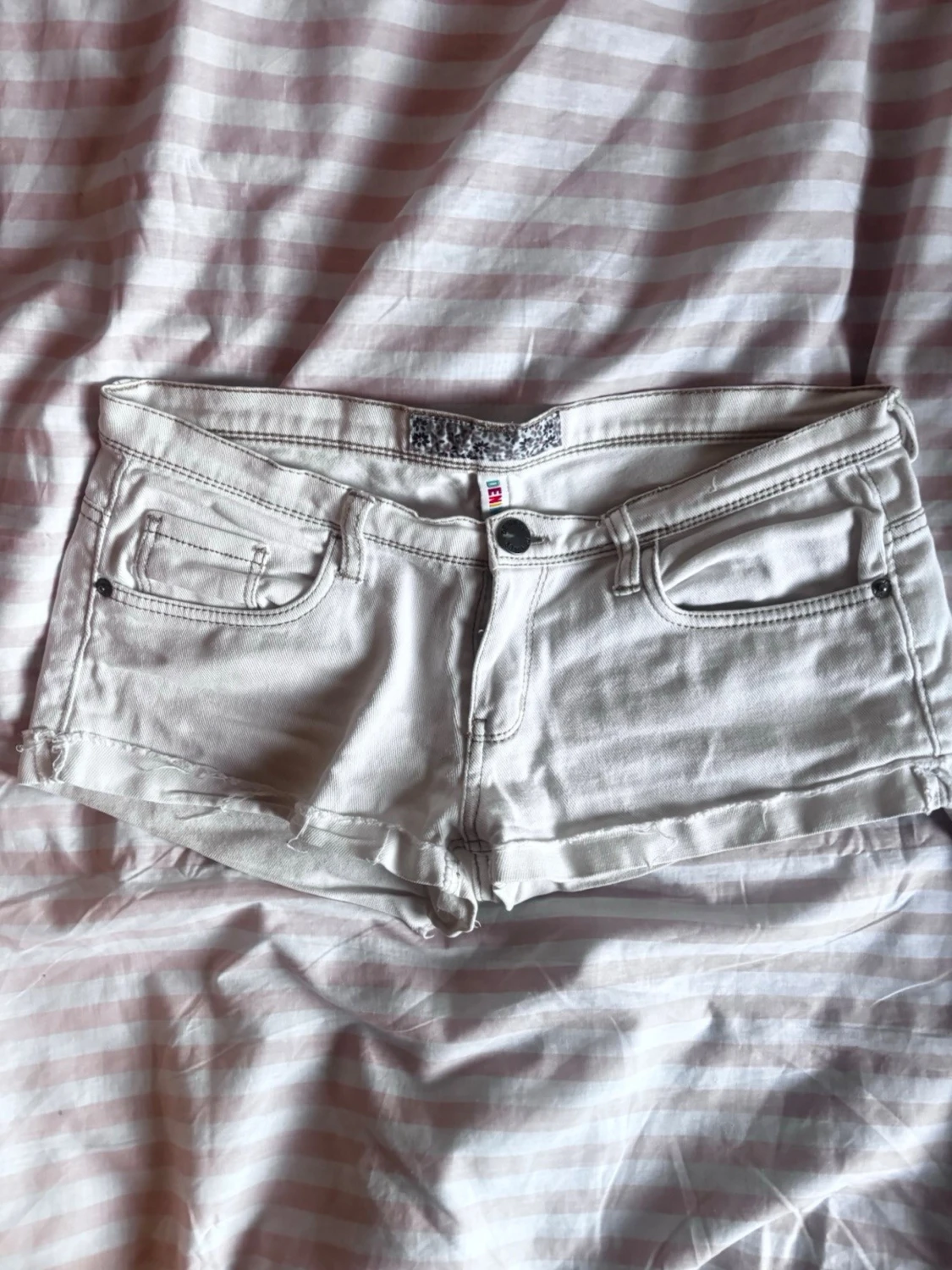 Lågmidjade vita jeansshorts
