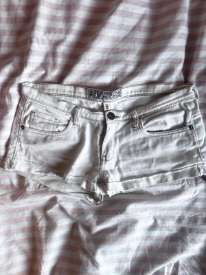 Lågmidjade vita jeansshorts - Lågmidjade vita jeansshorts! Storlek M och från Denim Co! Köpta second hand men har själv endast använt 1-2 gånger. ‼️OBS dragkedjan har gått sönder (sista bild) men det syns inte när man har på sig dem!!