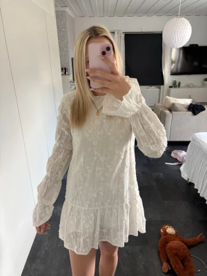 Vit klänning från NA-KD - Säljer min klänning från skolavslutningen då jag inte får någon användning för den, använd 1 gång, jätte fin klänning med djup rygg samt ärmdetaljer! Nypris 699kr
