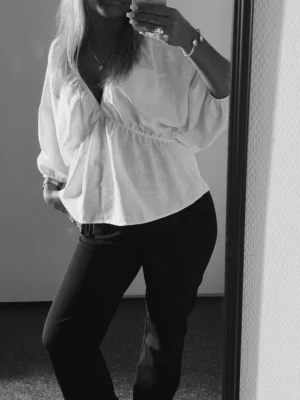Vit blus med v-ringning och puffärm från zara - Säljer denna super fina blus från Zara! Perfekt nu till sommaren💕Knappt använd