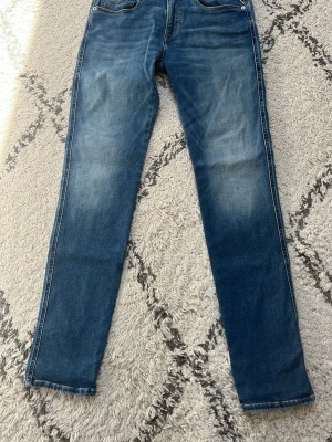 Blå slim fit replay jeans - Ett par extern snygga replay jeans som är i storlek 27 32. Aldrig använda. Tveka inte på att höra av dig!