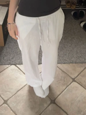 Vita lågmidjade linnebyxor - Gina Tricot  - Superfina linnebyxor ifrån Gina Tricots premium collection, storlek xs men passar S också🖤Notera att det finns små fläckar som ej gått bort i tvätten, dock inget man tänker på, bortsätt från det är de i superfint skick. 