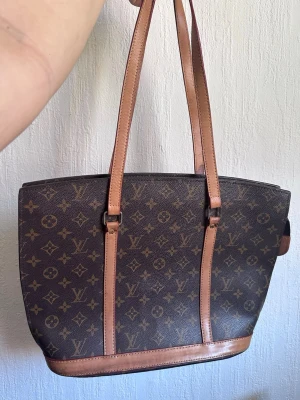 Vintage style tote bag - A bit of oxydation and little dents but still in good condition as seen in the pic. A bit dirty but can be clean👌 very rare to find❤️ Give me an offer maybe we’ll agree 
