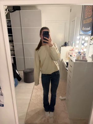 Blå bootcut jeans  - Säljer ett par klassiska blå bootcut jeans med mellanhög midja från Zara. Fint skicka och knappt använda. Storlek 36💕