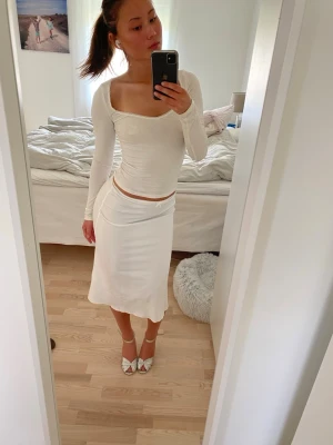 CHIC TOPP - Säljer en vit & stilren topp ifrån Nelly i totalt nyskick! Storlek xs/s. Toppen är söt och basic och har en chic passform där den sitter figurnära, fast fortfarande lite luftig och lätt på kroppen. Den är heller inte alltför lång och är perfekt croppad till styling med lågmidjad kjol/kostymbyxa. Stilren med en spetsig kant & liten rosett framtill. Tycker den påminner om Brandy-Melville toppar. Den säljs inte längre på nellys hemsida. Pris kan eventuellt diskuteras vid snabb affär! Hör av er 🥰