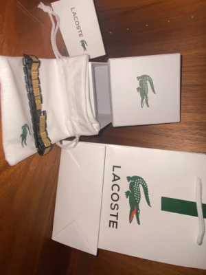 Lacoste armband - Den är oanvänd, går att juster storlek. Prutning vid snabbaffär. Kontakta gärna vid mer info